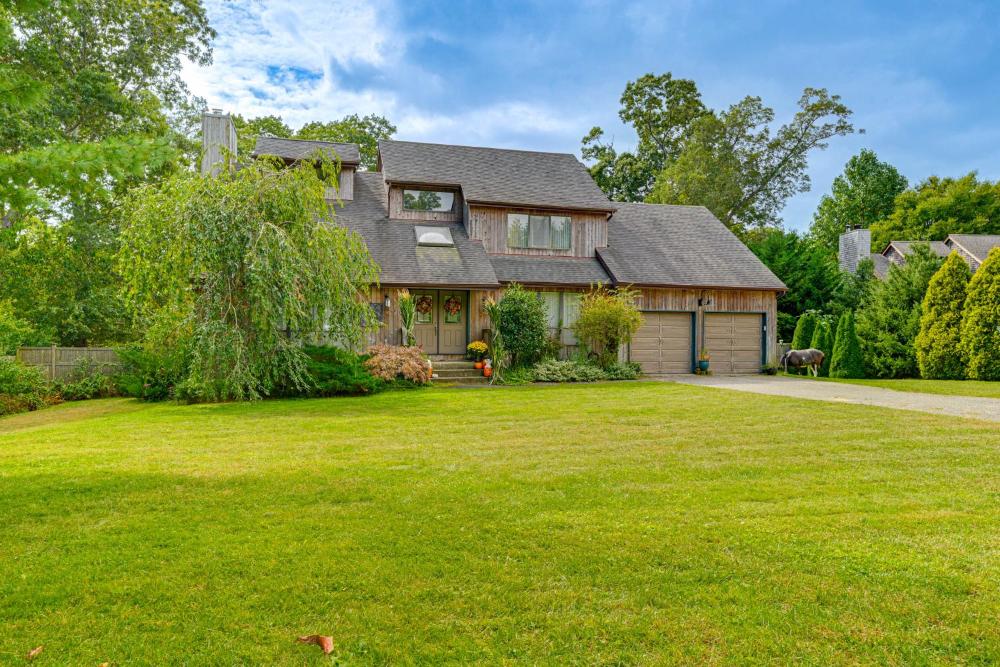 Pet-Friendly Apt with Hot Tub Near the Hamptons!